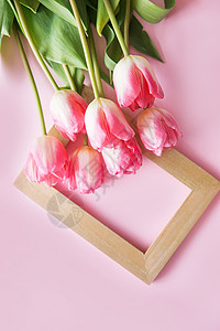 粉红色的郁金香花排列在粉红色的背景上 从顶部看 平躺 春天的概念 妇女节 母亲节图片