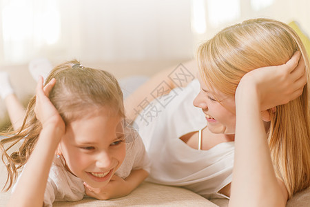 妈妈和她可爱的女儿女孩在玩耍 微笑和拥抱 快乐的母亲的一天啊图片
