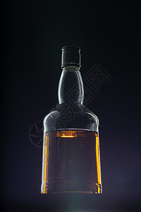 黑色背景 复制空间的威士忌瓶图片