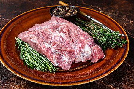 生猪肉皮肉和香料在生锈的盘子上 深色背景食物腰部猪肉红色桌子鱼片厨房烧烤牛扒木板图片