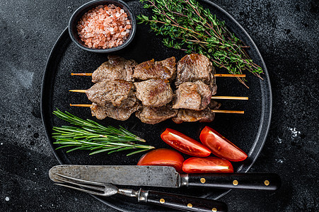 在盘子上烤肉和蔬菜 黑色背景迷迭香牛扒羊肉食物家禽油炸午餐美食鱼片串烧图片