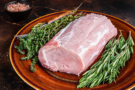 带百香和迷迭香的新鲜生猪肉 深色背景 顶部视图香料胡椒百里香木板草本植物猪肉肋骨屠夫牛扒炙烤图片