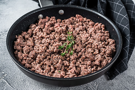 炸牛肉和羊肉在有草药的锅里 白色背景香料褐色棕色美食地面平底锅盘子食物胡椒草本植物图片