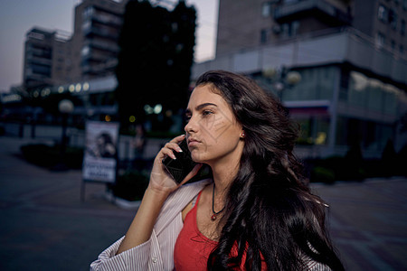 妇女用手机在户外活动 夏季走着生活方式技术幸福女性照片摄影师自拍女士街道女孩们城市图片
