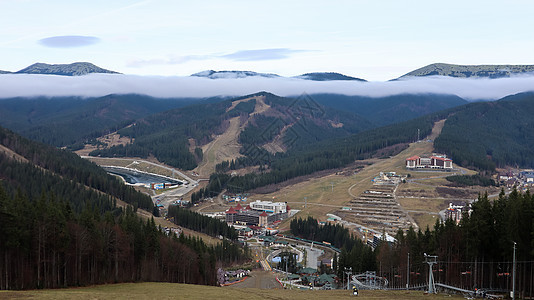 五颜六色的秋天风景在一个山村 喀尔巴阡山脉的薄雾早晨 乌克兰 欧洲 美丽的山丘和房屋 美丽的世界 秋天的山景 美丽的自然景观远足图片