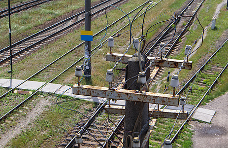 木电杆和高压电线紧贴 火车站的老土木质柱子图片
