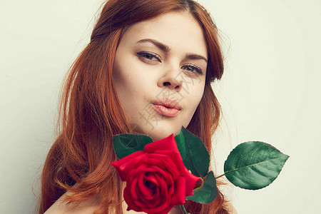 美丽的红发美女 玫瑰花贴近的魅力嘴唇金发幸福头发花圈冒充口红婚礼药品女性图片