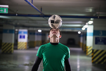 足球概念 足球选手头顶着一个球的足球运动员图片