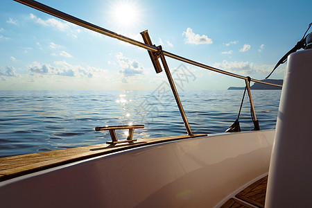 日落时在公海航行的白色游艇甲板帆船运输旅游血管运动蓝色日出金属阳光探索图片