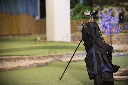 高尔夫球袋高尔夫球杆站在高尔夫球场上图片