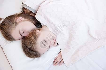 在床上睡在拥抱中 躲在毯子后面的一对年轻夫妇的近身衣着 年轻家庭和健康睡眠的概念成人房间幸福妻子男朋友女孩女朋友头发男性女性图片