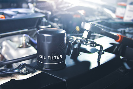 修理车库的发动机机油系统维修车辆新的油滤油过滤器图片