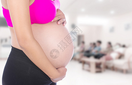 检查孕妇肚子 在医院背景中用她的手放在肚子上皮肤母亲孩子医生妈妈怀孕疼痛父母劳动婴儿图片