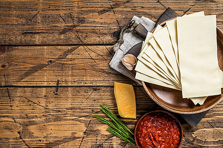 烹饪意大利面烤面酱 面食 奶酪 木制背景的一套配料 顶视图 复制空间图片