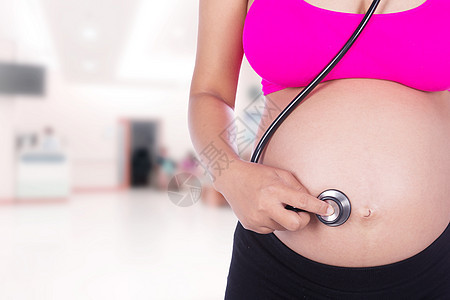 孕妇的听诊器在医院背景中听取婴儿肚子和胎儿的声音妇科医生怀孕女性检查身体女士腹部母性药品诊所图片