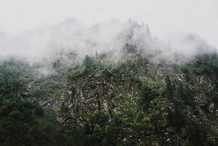 岩山的暴风图片