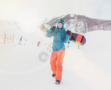 滑雪度假胜地有雪板的女孩图片