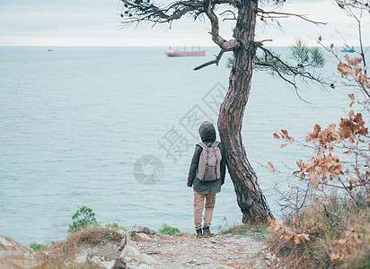 女性旅行者看海观海背景图片