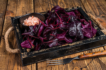 木质托盘 木本底的红色沙拉叶 顶部视图营养农业食物红宝石沙拉黑色蔬菜叶子饮食植物图片