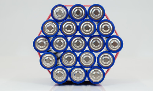 许多在白色背景的 AA 和 AAA 碱性电池 生态回收概念 一次性电池的端子靠在一起 形成美丽的背景 能量源金属力量圆柱蓄电池垃图片