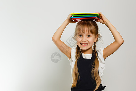 金发女孩小金发女学生 背包肖像袋 白色背景被孤立教育幼儿园微笑享受女性乐趣童年辫子学校瞳孔图片