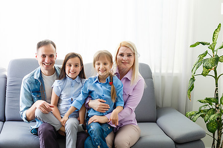 一个快乐家庭在家里微笑的肖像女士父母孩子女儿房子母亲男生儿子团队拉丁图片