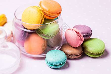色彩多彩的马卡龙甜点小吃饼干巧克力黄色面包粉色绿色糕点糖果条图片