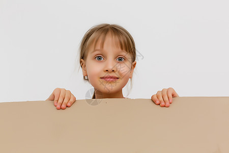 可爱的小女孩站在大纸箱里 想玩捉迷藏游戏快乐女孩女性纸盒房子微笑纸板孩子框架惊喜图片