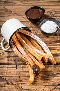 含糖和巧克力酱的Churros 木制背景街道早餐巧克力糕点食物粉末黑色棕色肉桂盘子图片