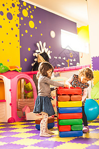两个女孩玩乐趣学校学习童年女孩房间幼儿园玩具砖块苗圃图片