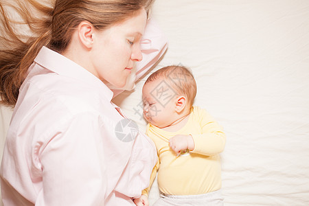 共同睡觉的母亲和婴儿拥抱父母睡眠家庭女性母性孩子压痛生活说谎图片