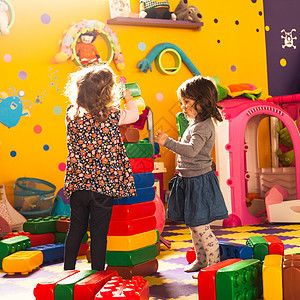 两个女孩玩童年游戏室孩子玩具教育地面创造力房间托儿所育儿图片