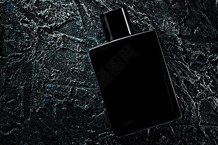 男性香水或洗手间香味 黑色瓶子在黑暗背景上的促销照片 布局商业戏剧性工作室奢华商品香气小样销售男士空白背景图片