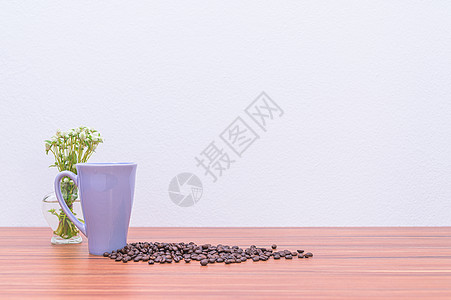 咖啡豆和花朵花瓶白色饮料香气花束咖啡店咖啡黑色食物杯子绿色图片