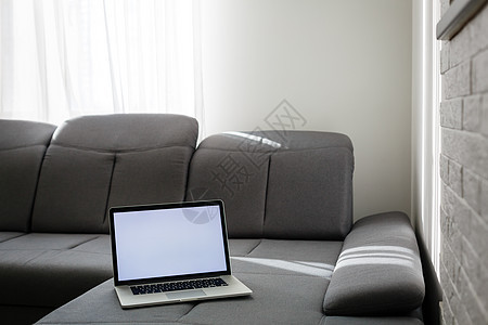 现代室内 舒适的工作场所 笔记本电脑在沙发上窗帘女性桌子装饰品职场房间技术木头枕头房子图片