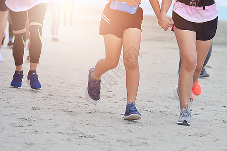 马拉松在夜色之光奔跑 健康人群 在追赶道路上慢跑 健身运行到瘦弱活力耐力活动竞赛成人跑步城市挑战男人运动图片