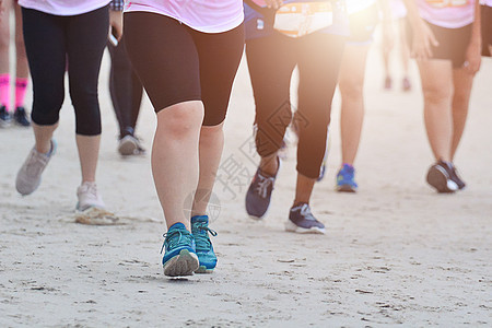 马拉松在夜色之光奔跑 健康人群 在追赶道路上慢跑 健身运行到瘦弱行动活力运动员竞争娱乐街道速度城市男人身体图片