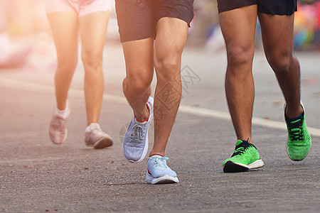 马拉松在夜色之光奔跑 健康人群 在追赶道路上慢跑 健身运行到瘦弱身体街道娱乐挑战活力竞赛耐力赛跑者运动员城市图片