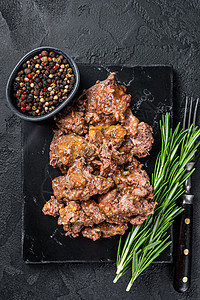 大理石板上的烤羊肉和牛肉 黑色背景 顶层风景食物煮沸香料桌子胡椒猪肉盘子炖肉乡村罐头图片