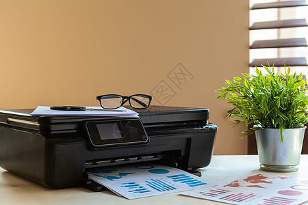 表格上黑打印机机的前端视图图片
