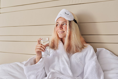 年轻美女 有水水杯娱乐睡眠卧室成人饮食女士玻璃饮料生活方式微笑图片