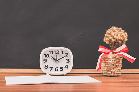 笔记本和时钟都在桌子上教育铅笔商业白色警报手表工作职场小样时间图片