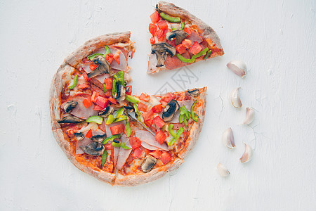 白色桌上意大利披萨的顶端视图 上面有蘑菇 番茄 橄榄和奶酪 请看Prosciutto Capricciosa PIZZA以及装饰图片