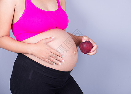 灰色本底红苹果孕妇的紧闭腹部肚子婴儿营养饮食女士女性食物母性水果成人身体图片