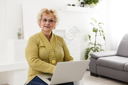 在家使用膝上型计算机的年长妇女女性中年长椅成人冒充长老电脑退休网络老年图片
