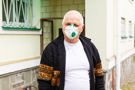 私人住宅附近一位戴着防护面具的悲伤老人 2020 年冠状病毒大流行 检疫 病毒概念 流行病传染 呆在家里图片