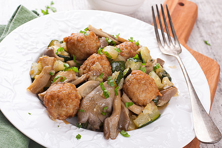 鸡肉丸和牡蛎蘑菇盘子午餐食物猪肉油炸平菇食谱饮食美食营养图片