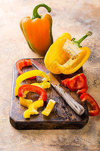 新摘红 黄和绿胡椒黄色桌子饮食美食食物宏观收成绿色乡村辣椒图片