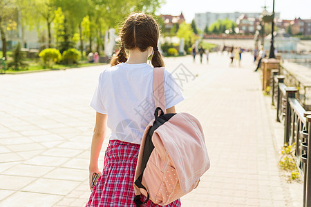 未成年女学生背着背包走在街上 回到学校后视线图片