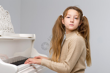 演播室肖像 美丽的少女弹大钢琴图片